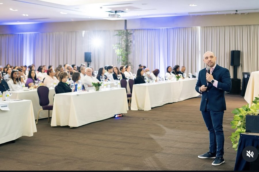 El Dr. Víctor Figueroa dando una charla ante un salón lleno